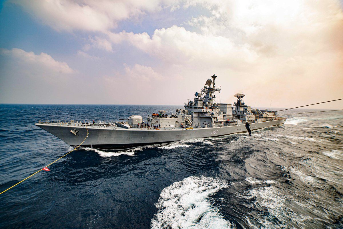 INS Mumbai (D62) performing transfer of personnel at sea. By Indian Navy - Eastern Fleet - https://twitter.com/IN_EasternFleet/status/1751115578084122834, GODL-India, https://commons.wikimedia.org/w/index.php?curid=144631151